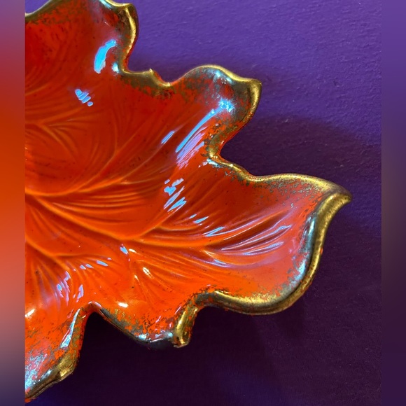 CA POTTERY VTG MCM Beautiful gilded ceramic leaf dish. No chips or cracks. - Picture 3 of 9